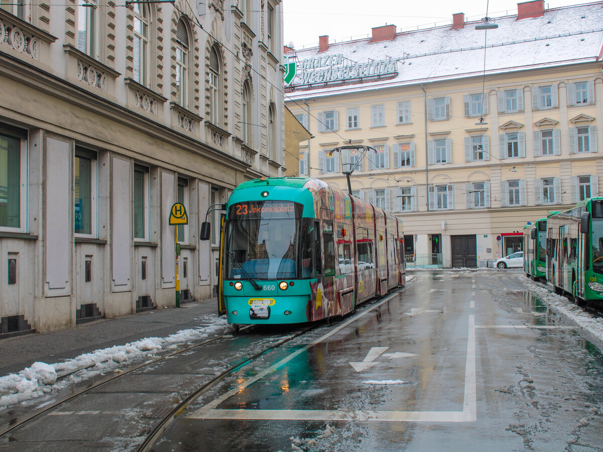 Graz. Mit der Einstellung der Linien 13 und 26 am 25.11.2021, ging direkt am Tag darauf die Linie 23 in Betrieb. Am 1. Betriebstag bei Tageslicht konnte ich Cityrunner 660 auf dieser am Jakominiplatz ablichten.