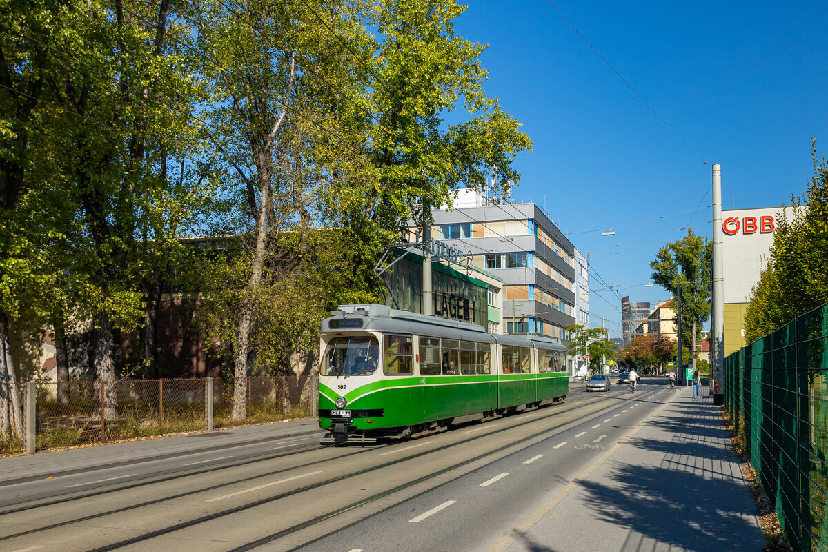 Graz. Mit Schulbeginn 2026 sind die Stra�enbahnwagen der Type 500 fast g�nzlich aus dem Linienbetrieb verschwunden. Die 50 Jahre alten W�gen sind durch die Neubaschaffung der Flexity-Z�ge fast vollst�ndig aus dem Liniendienst vertriebem worden. Am 30.09.2026 traute sich ein „500er“ auf die Linie 6, hier in der Waagner-Biro-Strasse.