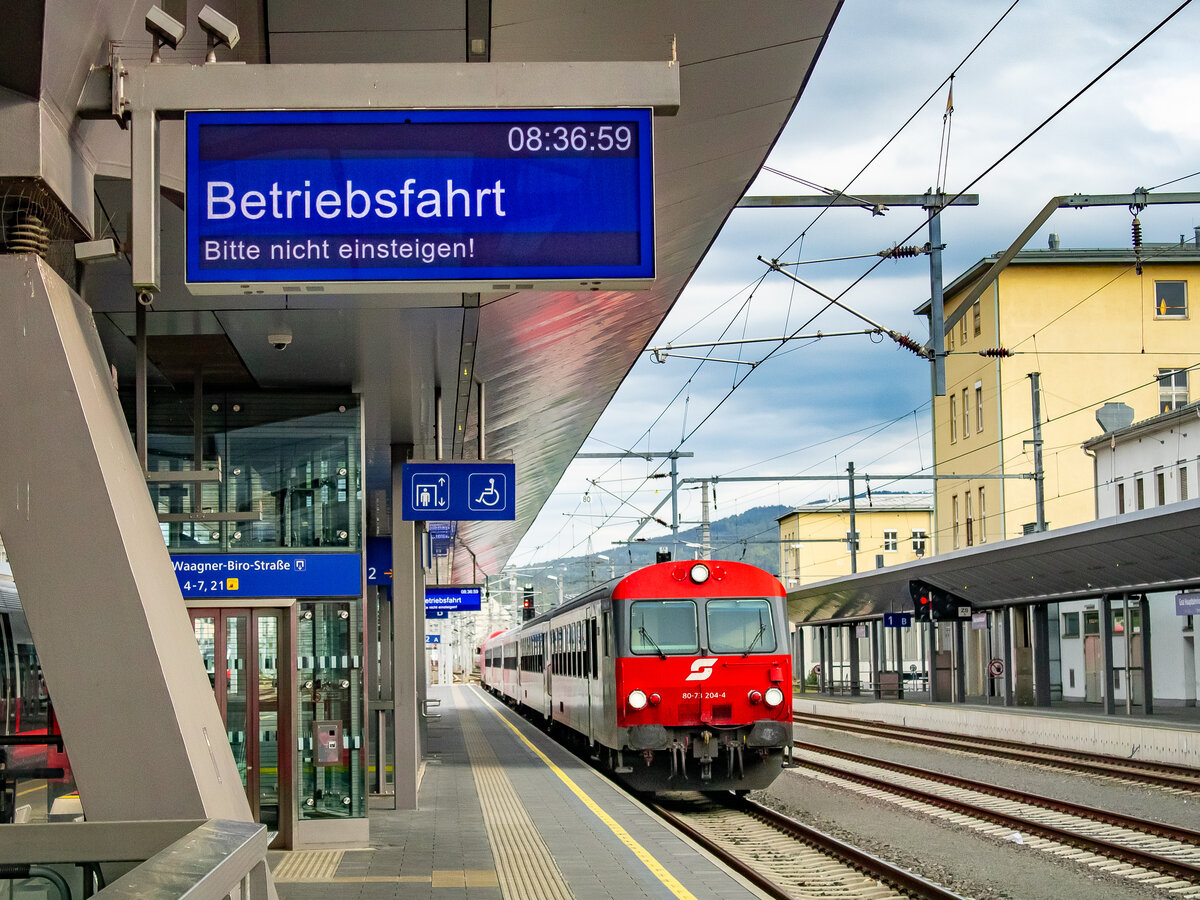 Graz. Mittlerweile ziemlich selten sieht man auf der Schiene das Pflatsch – das alte Logo der ÖBB. Der CityShuttle-Steuerwagen 8073 204 durfte seines jedoch behalten und ist hier am Morgen des 10.04.2024 abgestellt im Grazer Hauptbahnhof.