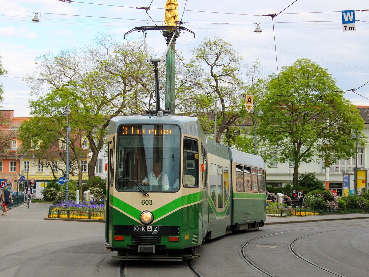 Graz. Nach mehreren Wochen kehrt nun wieder Normalität ein. Da am 04.05.2020 wieder der Normalfahrplan in Graz in Kraft tritt, traute sich sogar ein Altwagen raus: TW 603 auf der Linie 3 Richtung Laudongasse in der Herrengasse, der Grazer Einkaufsstraße, bei der Mariensäule. 