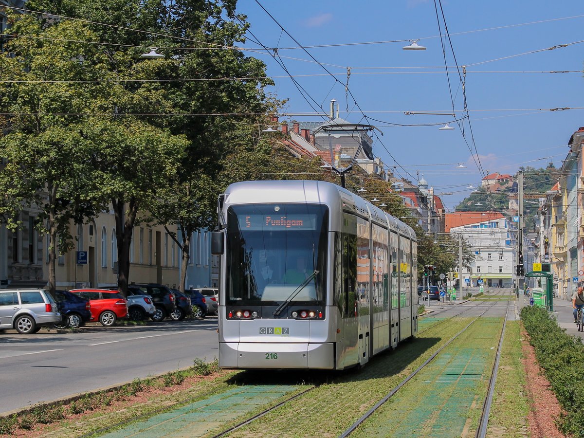Graz. Nach monatelanger Gleisbauarbeiten fährt die Linie 5 ab 08.08.2020 nwieder regulär. Am selbigen Tag konnte ich Variobahn 216 beim Jakominigürtel fotografieren.