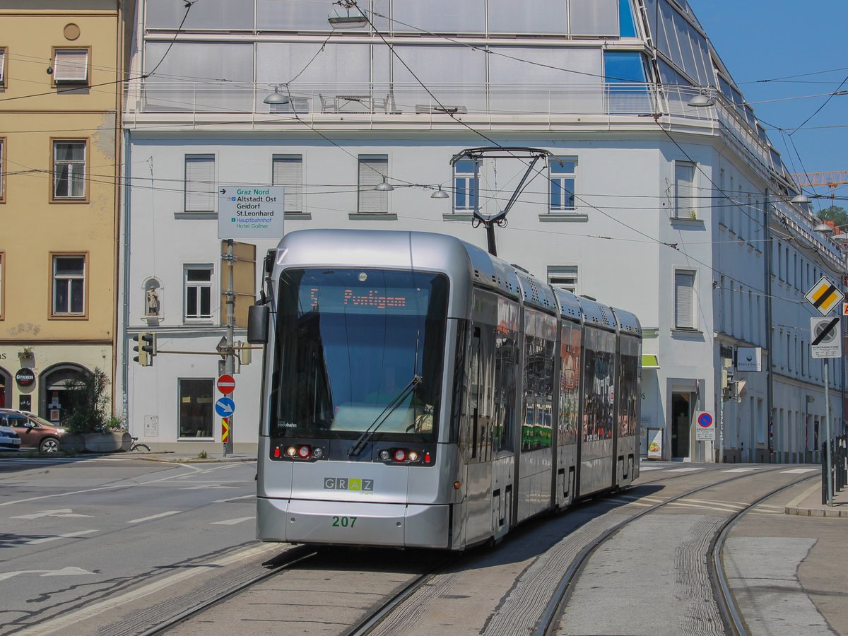 Graz. Nach monatelanger Gleisbauarbeiten fährt die Linie 5 ab 08.08.2020 wieder regulär. Am selbigen Tag konnte ich Variobahn 207 bei der  Jakominirampe  fotografieren.