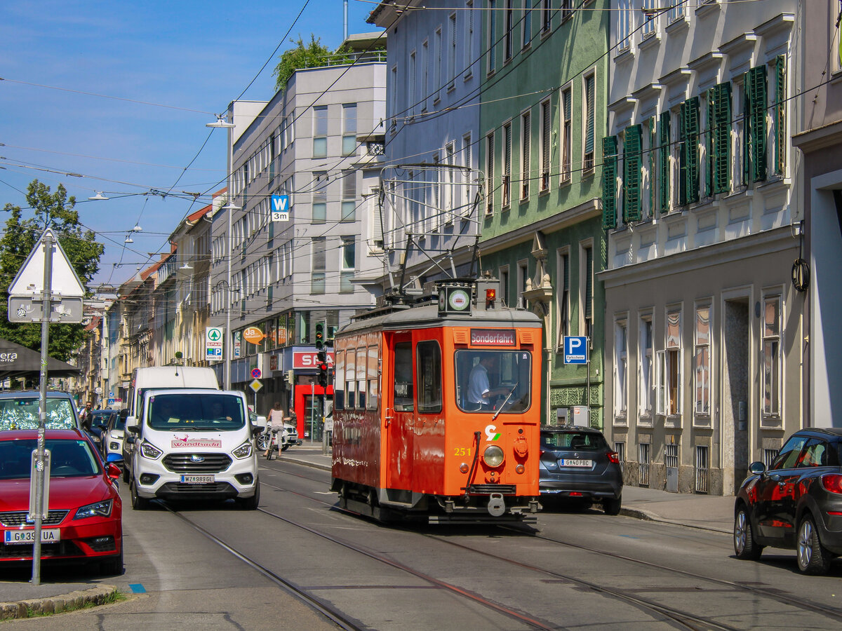 Graz. Nachschuss: Am Abend des 28.06.2021 veranstaltete das Tramway Museum Graz eine Sonderfahrt mit dem ehemaligen Arbeitswagen 251. Zu sehen ist der Treibwagen kurz nach der Abfahrt in der Steyrergasse.