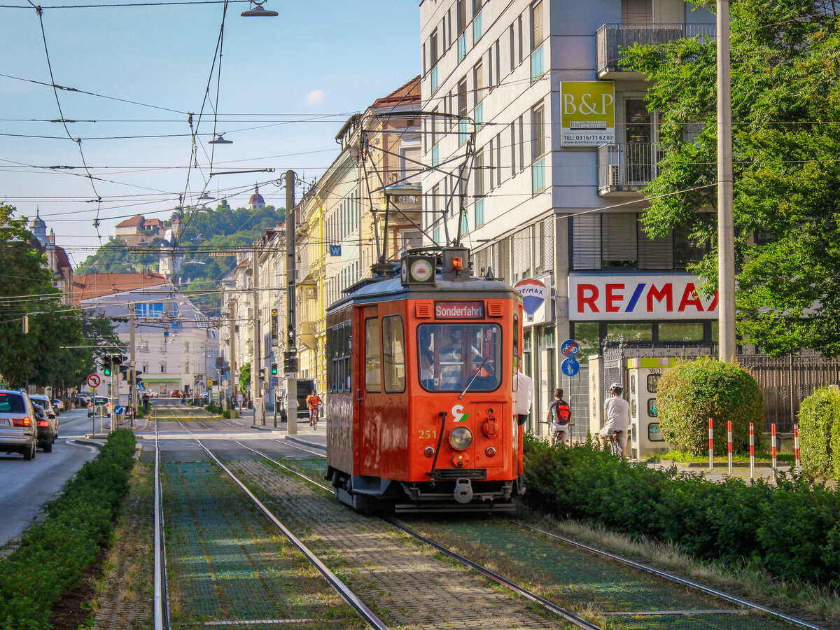 Graz. Nachschuss: Am Abend des 28.06.2021 veranstaltete das Tramway Museum Graz eine Sonderfahrt mit dem ehemaligen Arbeitswagen 251. Zu sehen ist der Treibwagen bei der Conrad-von-Hötzendorf-Straße.