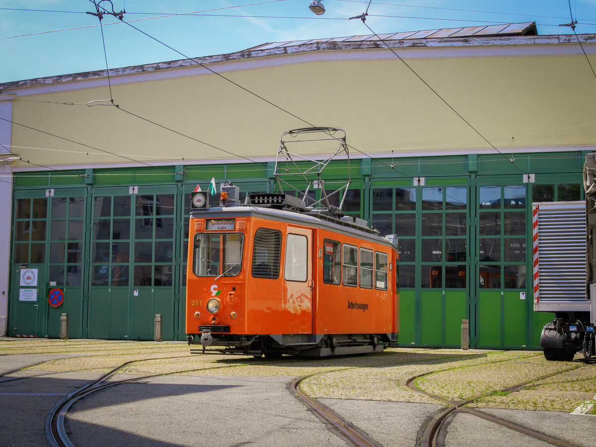 Graz. Nachschuss: Am Abend des 28.06.2021 veranstaltete das Tramway Museum Graz eine Sonderfahrt mit dem ehemaligen Arbeitswagen 251. Zu sehen ist der Treibwagen hier vor der Remise Steyrergasse.