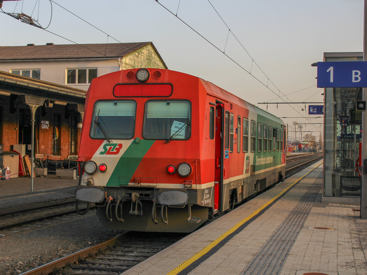 Graz. Nachschuss: Der 5047 401 fuhr am Abend des 25.02.2021 als Regionalzug von Graz nach Weiz, hier beim Aufenthalt in Graz Ostbahnhof-Messe.
