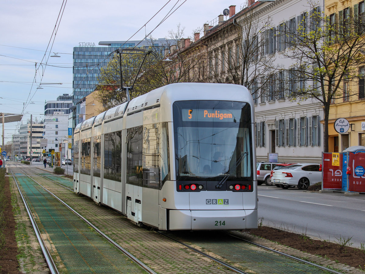 Graz. Nachschuss: Variobahn 214 fuhr am 05.04.2021 auf der Linie 5, hier beim verlassen der Haltestelle Steyrergasse.