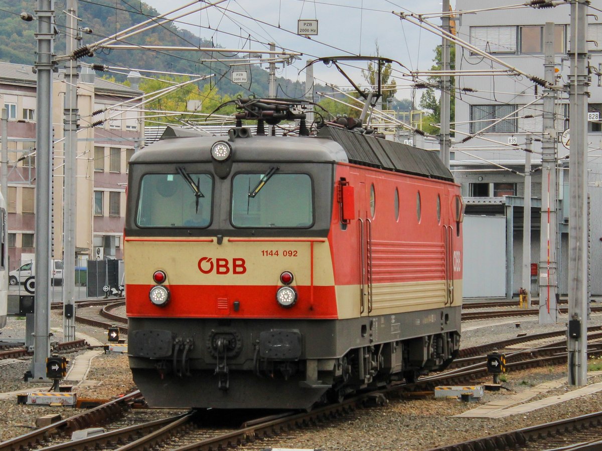 Graz. Neben vielen Loks der Reihe 1144 bei den ÖBB, stehen zwei Loks direkt ins Auge: Die 1144 177 und 1144 092. Beide Loks sind noch in  Schachbrett-Lack  unterwegs, die 1144 092 konnte am 02.10.2020 von mir bei der ÖBB Produktion Graz abgelichtet wwerden.