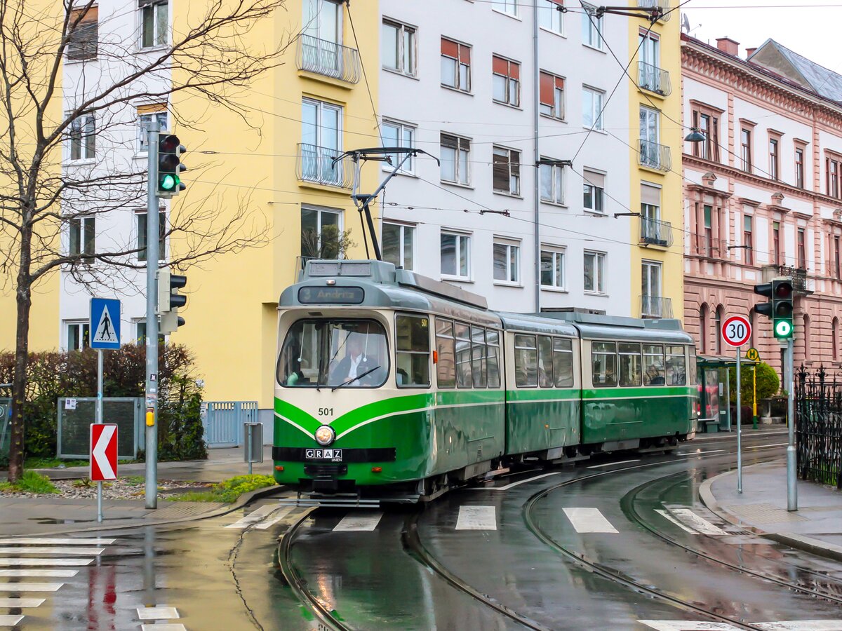Graz. Noch fahren die 10 Triebwagen der Reihe 500 im Grazer Straßenbahnnetz. An diesem verregneten 13.04.2023 war der Triebwagen mit der Betriebsnummer 501 auf der Linie 3, hier vor der Herz-Jesu-Kirche.