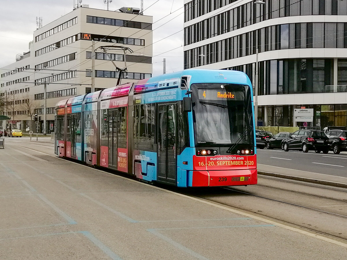Graz. Seit 02.03.2020 trägt Variobahn 239 eine Werbung
für die Euroskills 2020. Der erste Einsatz mit neuer
Werbung fand auf der Linie 4 statt, hier vor der Messe.