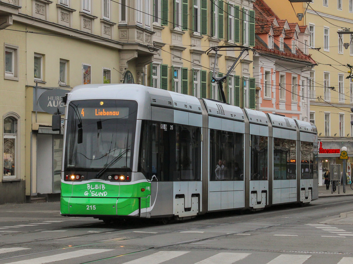 Graz. Seit 12.11.2020 sind mehrere Variobahnen mit einer Masken-Folierung an der Front unterwegs. Variobahn 215 konnte ich als Linie 4 am Südtirolerplatz ablichten.