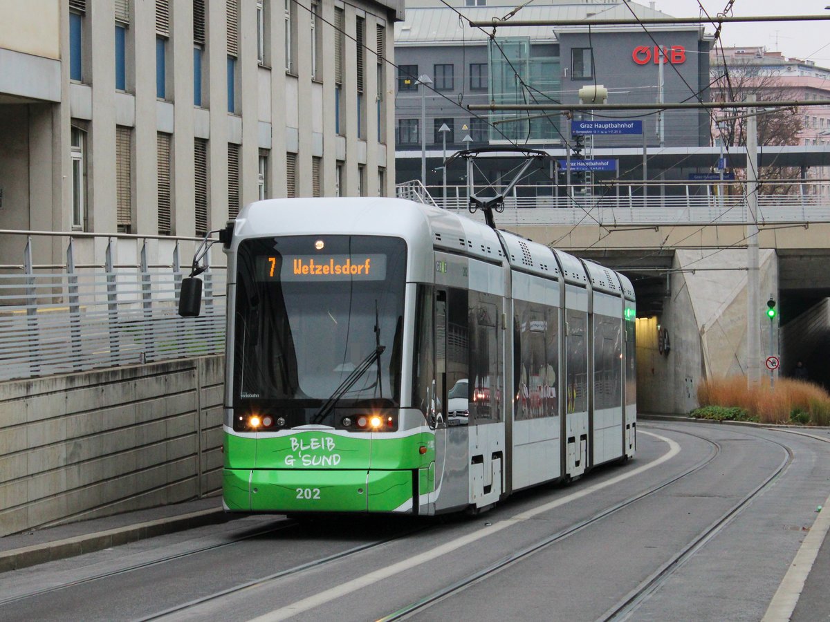 Graz. Seit 12.11.2020 tragen einige Variobahnen in Graz einen Mund-Nasenschutz als Designelement an der Front. Mit so einem Design konnte ich Variobahn 202 am 13.11.2020 als Linie 7 bei der Ausfahrt der NVD Graz HBF ablichten.