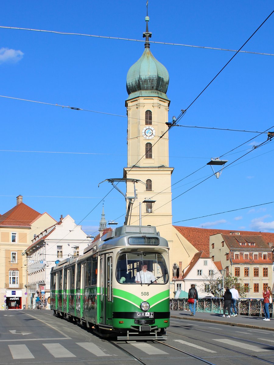 Graz. Seit fast zwei Monaten in Corona-Ferien sind ab 06.05.2020 wieder 500er unterwegs. TW 508 konnte ich am 06.05.2020 auf der Hauptbrücke mit der Erzherzog-Johann-Kriche im Hintergrund ablichten. 