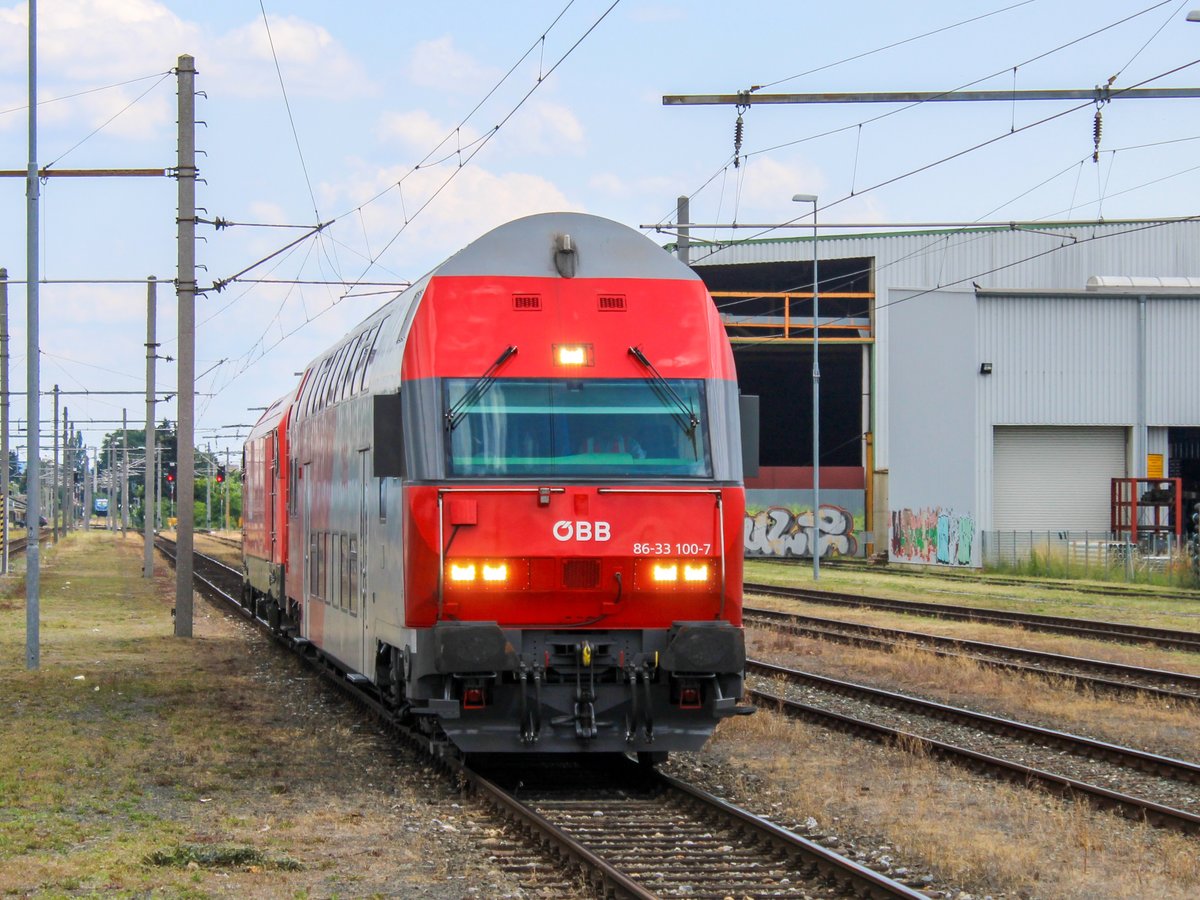 Graz. Seit über 10 Jahren gibt es ein Comeback, wenn auch nur in Form einer Sonderfahrt. Am 23.06.2020 wurde der ÖBB DoSto 8633 100-7 extra von Villach nach Graz überstellt, um am darauf folgendem Tag eine Sonderfahrt gemeinsam mit der 2016 088 von Graz nach Jännersdorf und zurück zu machen. Bis 2007 fuhren ÖBB DoStos auf der Steirischen Ostbahn, heute jedoch nicht mehr. Der Grund für diese Sonderfahrt könnten Schulungsfahrten sein, eventuell erleben die DoStos noch ein richtiges Comeback auf der Südbahn.
ÖBB 8633 100 + ÖBB 2016 088 als 97545 von Jännersdorf auf dem Weg nach Graz Hauptbahnhof, hier in Graz Ostbahnhof-Messe. 