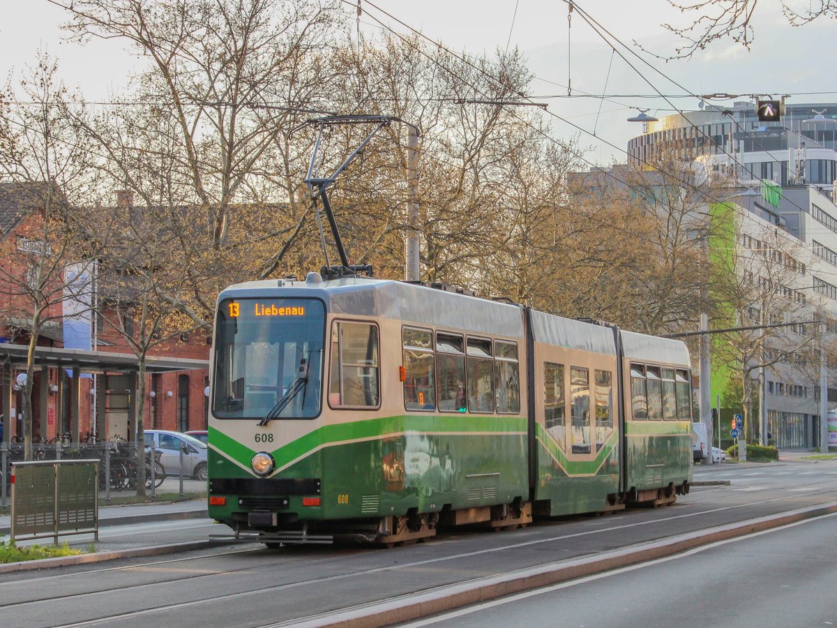 Graz. Selten ist der Einsatz von Garnituren der Reihe 600 auf der Linie 13. Am 25.04.2021 war TW 608 auf der Linie unterwegs, hier am Abend beim Ostbahnhof.