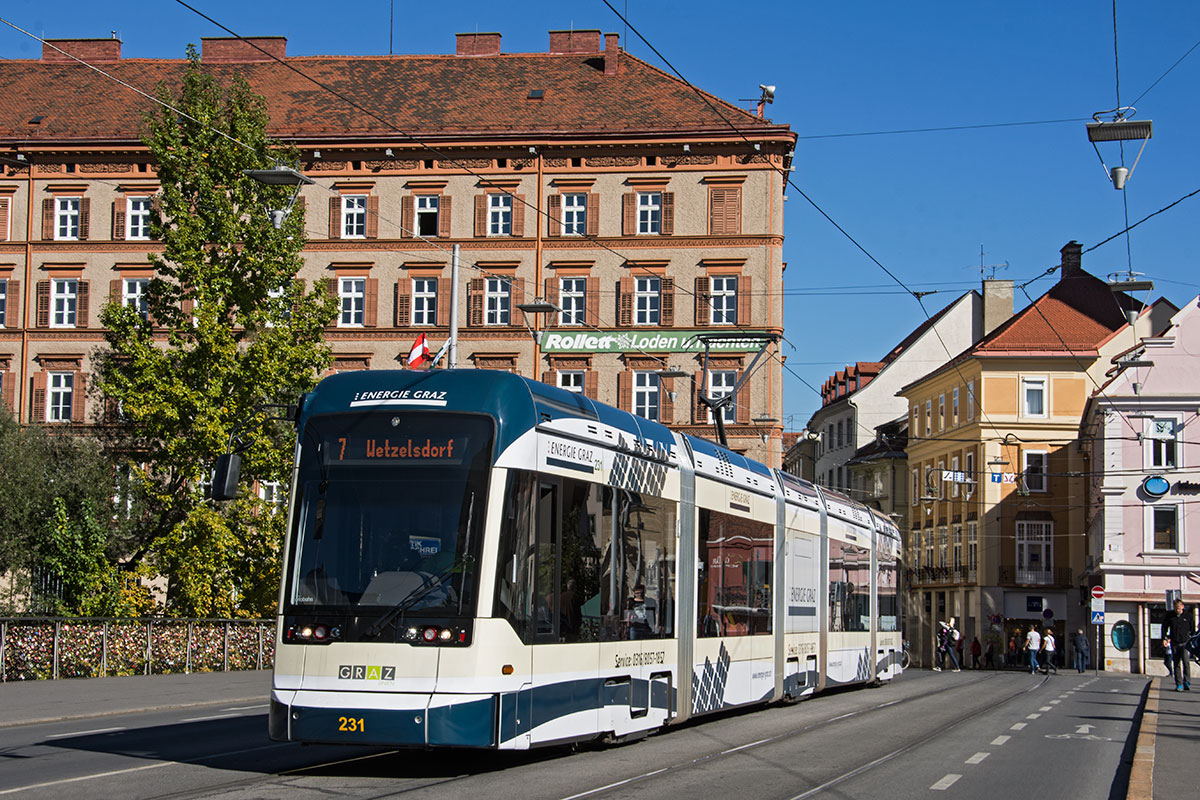 Graz Stadler Variobahn 231 wirbt schon länger für Energie Graz wie auch 232 und 233, ist hier als Linie 7 Ri. Wetzelsdorf unterwegs auf der Erzherzog-Johann-Brücke (Hauptbrücke), 05.10.2015. 