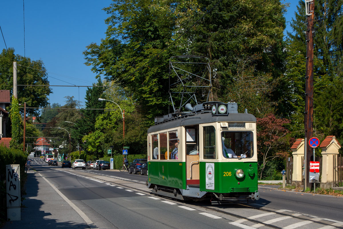 Graz 

TMG TW 206 fuhr am Sonntag zwischen Mariatrost - Jakominiplatz und konnte hier in der Hilmteichstraße aufgenommen werden, 26.09.2021.