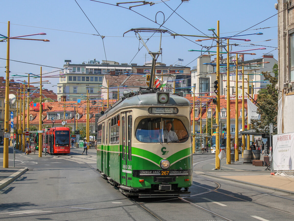 Graz. Triebwagen 267, war zur Saison 2020 regelmäßig auf der Strecke Mariatrost – Eggenberger Straße unterwegs. Am 09.08.2020 konnte ich den Triebwagen beim Steirerhof ablichten.