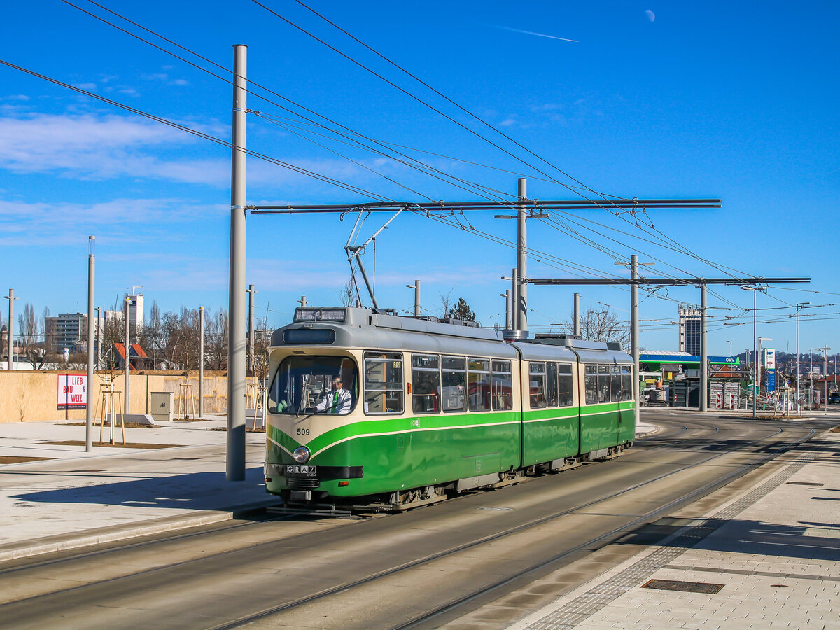 Graz. Triebwagen 509 der Graz Linien fuhr am 09.02.2022 auf der Linie 4, hier am Jochen-Rindt-Platz in Fahrtrichtung zur  neuen  Endstation Reininghaus.
