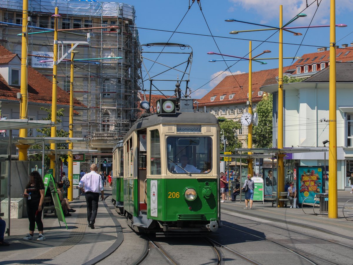Graz. TW 206 + 319B waren am 31.07.2020 als  Sommerbim  unterwegs, hier am Jakominiplatz.