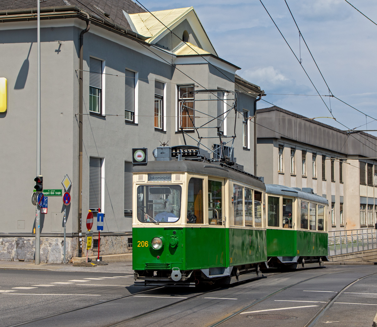 Graz 

TW 206 + 319b als Sommerbim in der Eggenberger Straße, 25.07.2020 