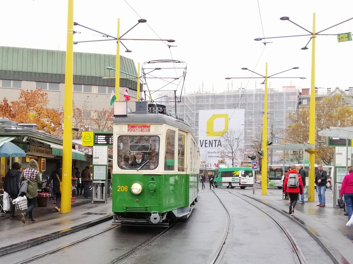 Graz. TW 206 fuhr am 29.10.2019 eine
Sonderfahrt durch die Grazer Innenstadt, 
hier am Jakominiplatz auf dem Weg Richtung
Laudongasse. 
