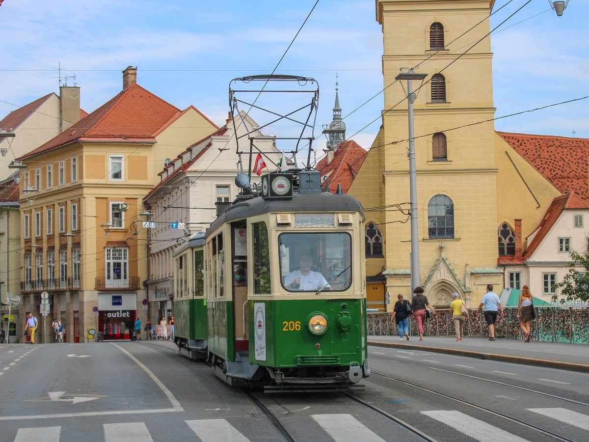 Graz. TW 206+319 war am 28.08.2020 als Sommerbim unterwegs, hiee auf der Hauptbrücke. 