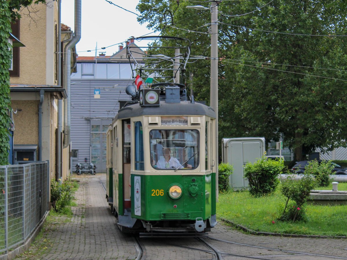 Graz. TW 206+319B war am 15.08.2020 als Sommerbim unterwegs, hier beim Hauptplatz.