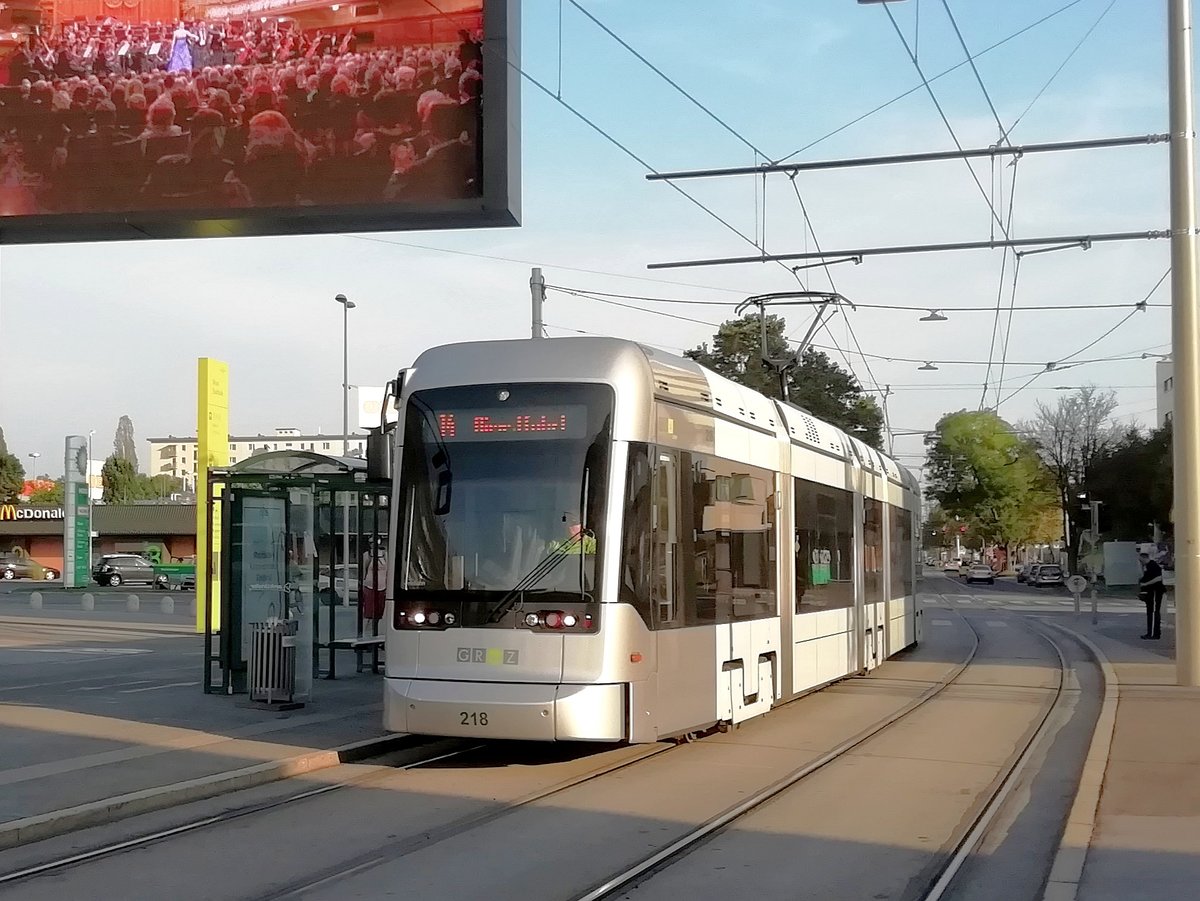 Graz. TW 218 der Graz Linien fuhr am 30.08.2019
auf der Sonderlinie 14, hier zu sehen vor der Messe
Graz. 