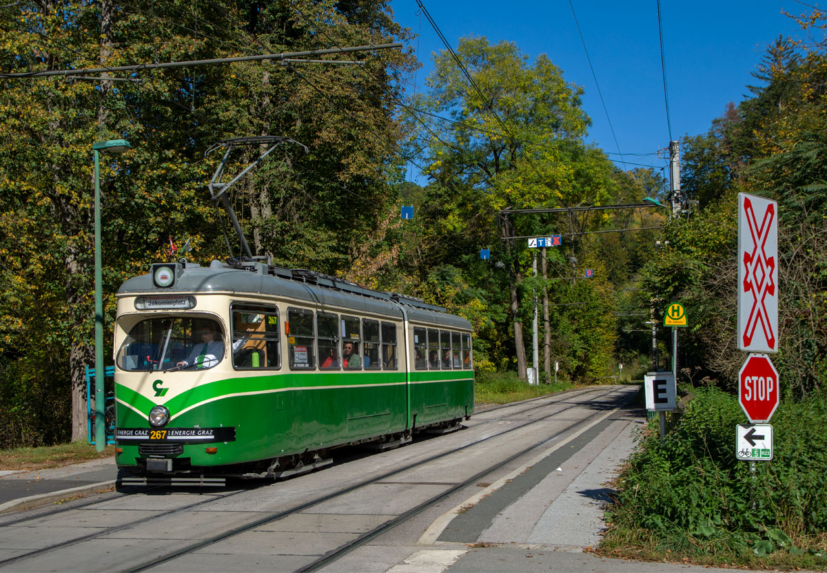 Graz 

TW 267 auf der TMG Shuttlelinie Mariatrost - Jakominiplatz, St. Johann, 12.10.2019. 