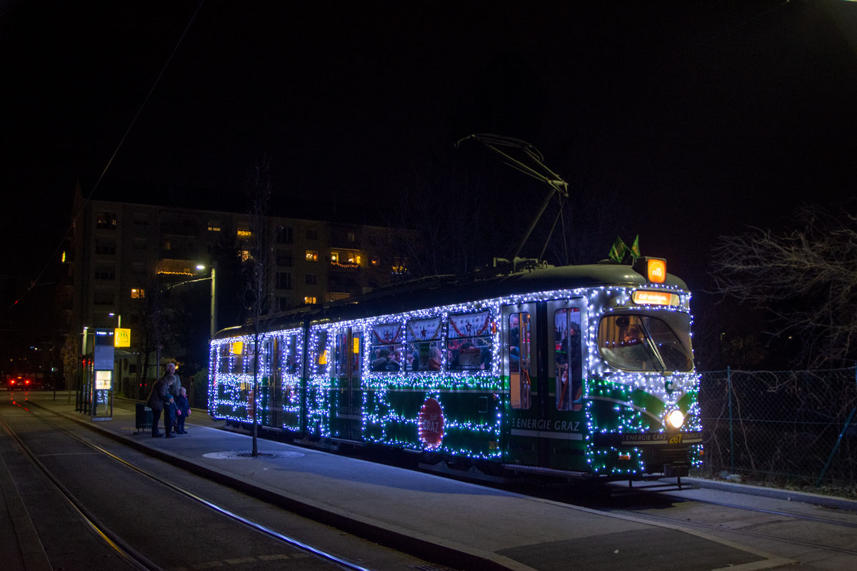 Graz 

TW 267 war auch dieses Jahr wieder als Adventbim unterwegs, hier zu sehen in der Schleife Laudongasse, 14.12.2019 