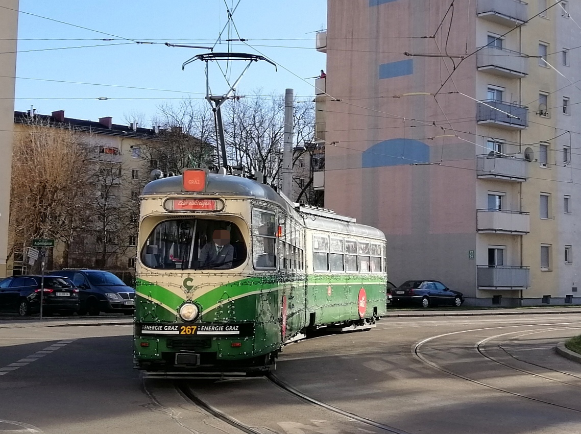 Graz. TW 267 war auch dieses Jahr als Adventbim
unterwegs. Am 24.12.2019 fuhr er ganztägig zwischen
Jakominiplatz und Laudongasse, hier in der Asperngasse. 