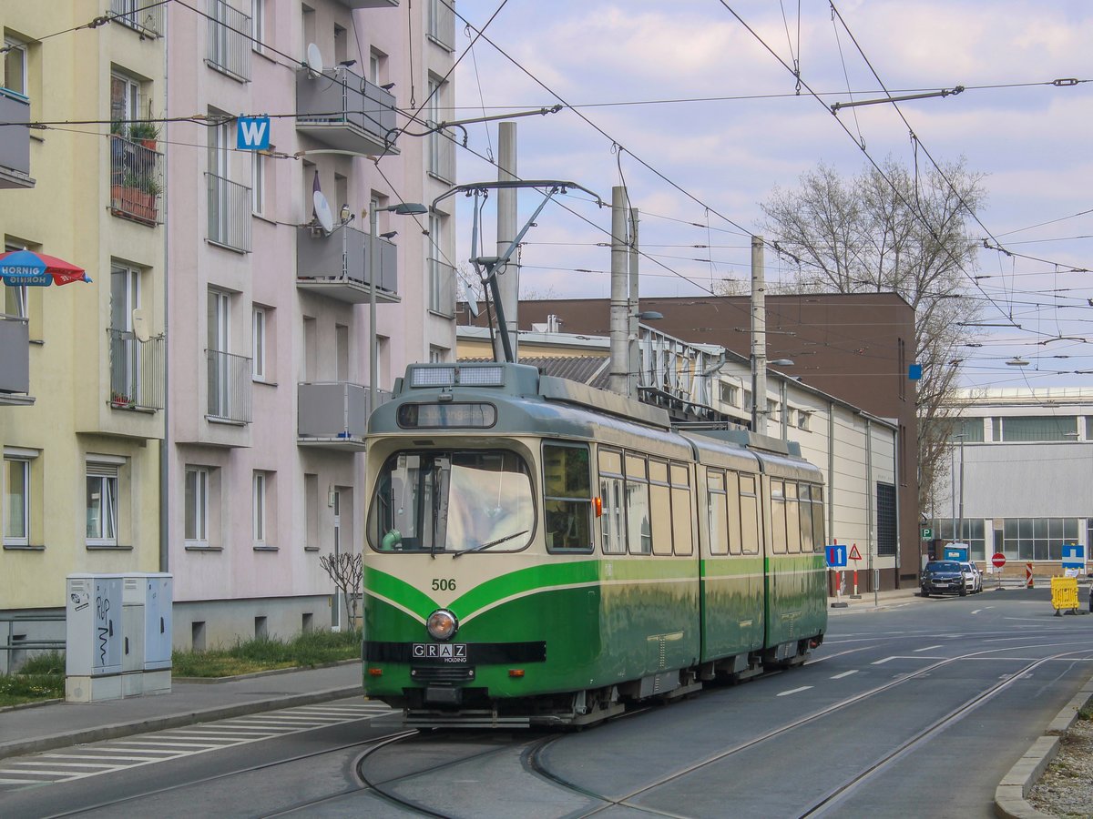 Graz. TW 506 der Graz Linien erreicht hier am 16.04.2021 als Linie 4 die Endstation Laudongasse.