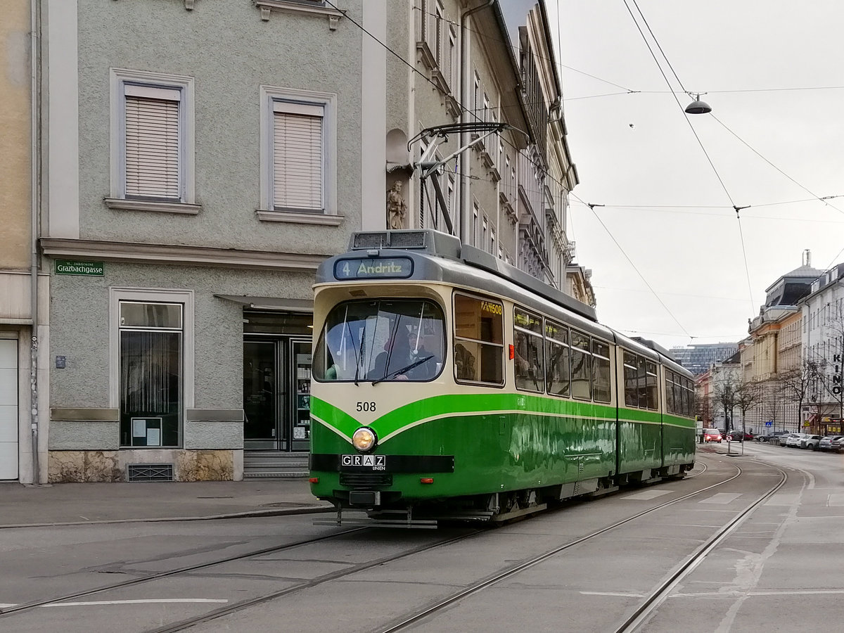 Graz. TW 508 fuhr am 05.02.2020 bei leichtem
Schneetreiben auf der Linie 4, hier bei der Einfahrt in die 
Jakoministraße. 