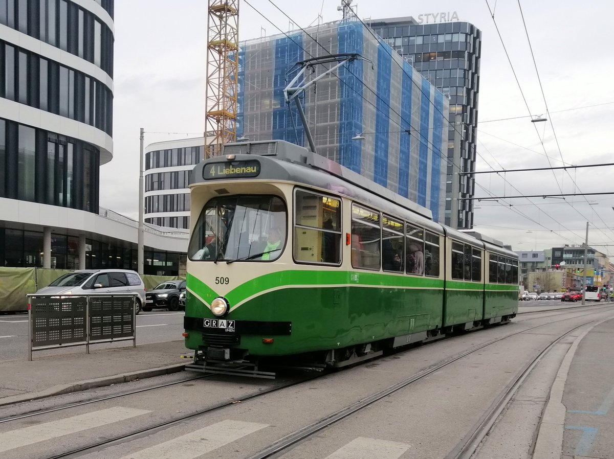 Graz. TW 509 fuhr am 09.12.2019 auf derinie
4, hier zu sehen bei der Messe. 