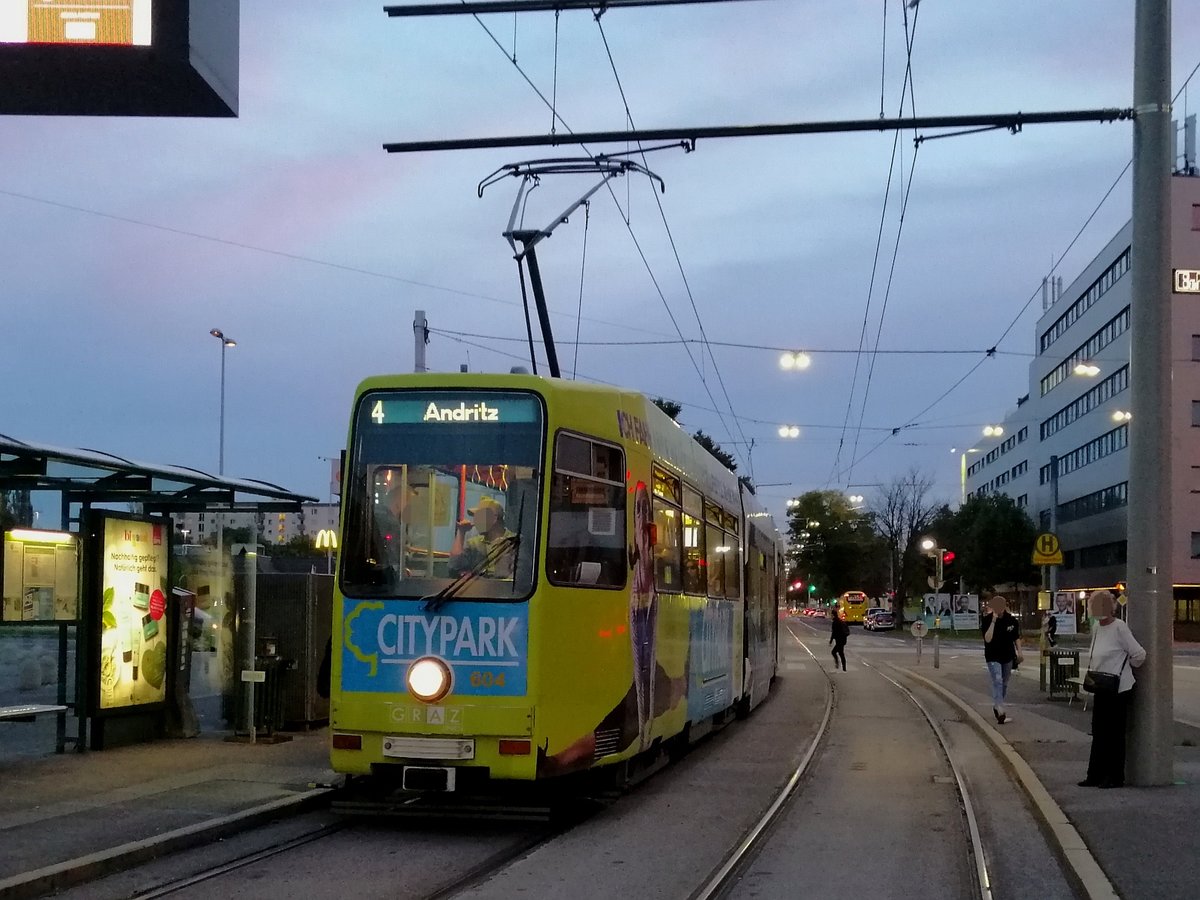 Graz. TW 604 der Graz Linien fuhr am Abend des
27.09.2019 auf der Linie 4. Der Wagen hatte soeben
eine HU hinter sich. 