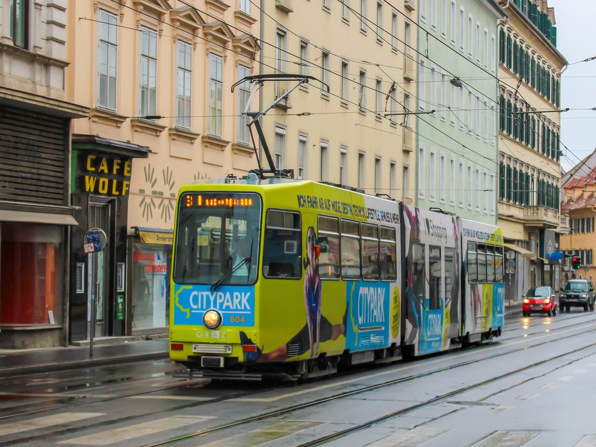 Graz. TW 604 ist nun der einzige Werbe-600er bei den Graz Linien. Grund dafür ist, das der Ankünder, welcher für Werbung auf Öffentlichen Verkehrsmitteln zuständig ist, die 600er aus dem Sortiment genommenen hat. Am 19.05
2020 konnte man TW 604 auf der Linie 3 bewundern, hier in der Annenstraße. 