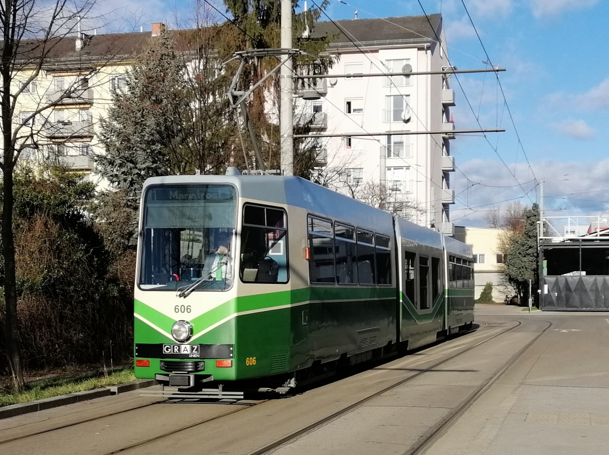 Graz. TW 606 fuhr am 24.12.2019 auf der
Linie 1, hier in der Asperngasse. Auch diese
Garnitur wird nächstes Jahr modernisiert durch
eine neue Steuerung und einer LED Anzeige. 