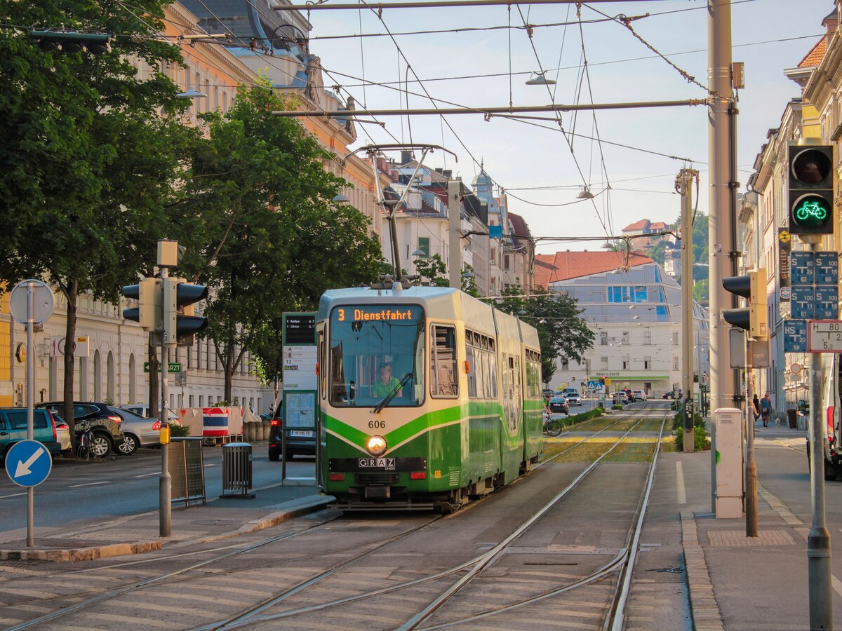 Graz. TW 606 der Graz Linien ist hier als Einzieher am 28.06.2021 bei der Steyrergasse zu sehen.