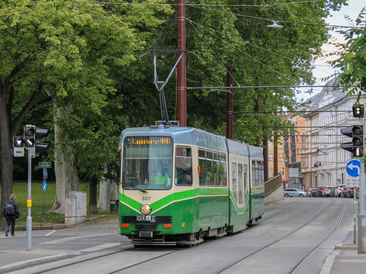 Graz. TW 607 fuhr am 20.05.2020 auf der Linie 1, hier kurz vor der Haltestelle Kaiser-Josef-Platz auf dem Weg nach Eggenberg. 