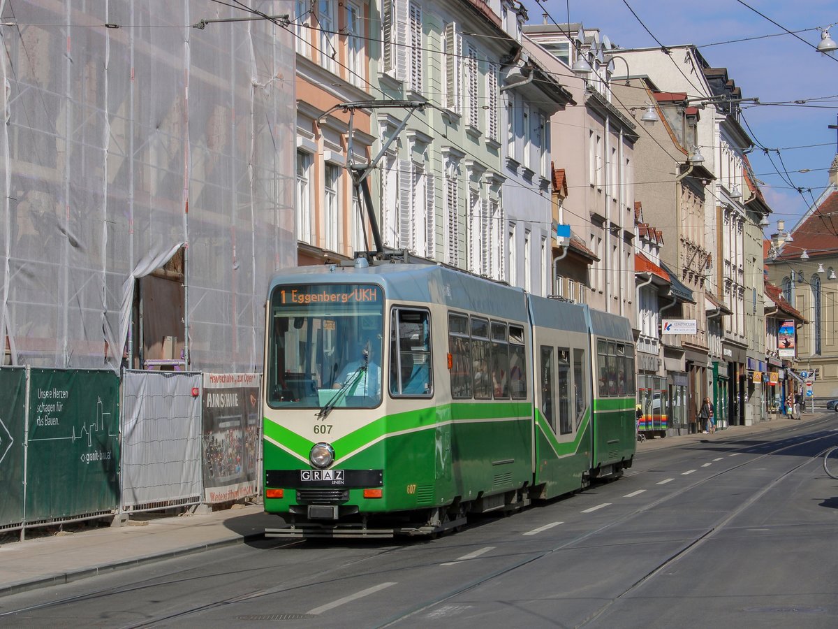 Graz. TW 607 der Graz Linien trifft hier am 27.03.2021 als Linie 1 Richtung Eggenberg/UKH am Jakominiplatz ein.