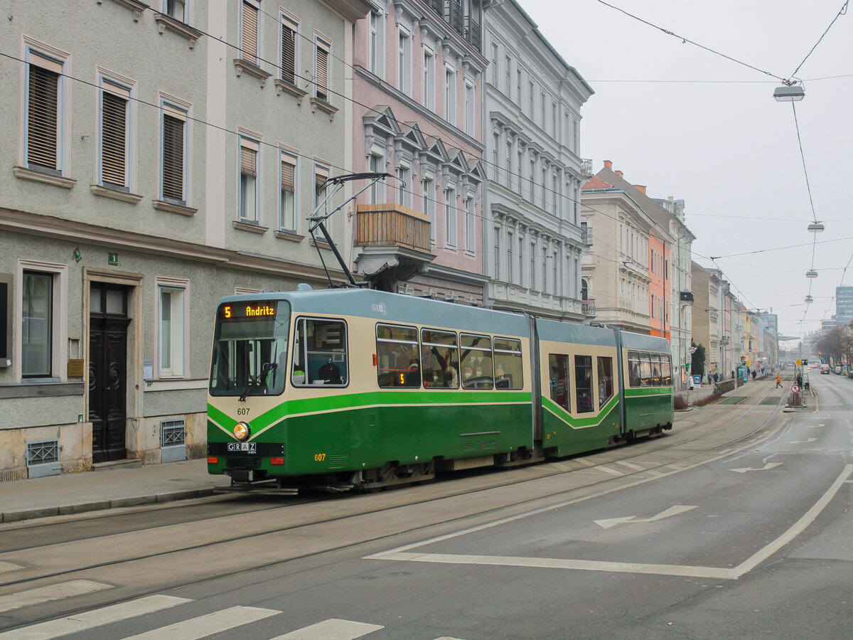 Graz. TW 607 der Graz Linien ist hier am 28.12.2021 bei der Jakoministraße zu sehen.