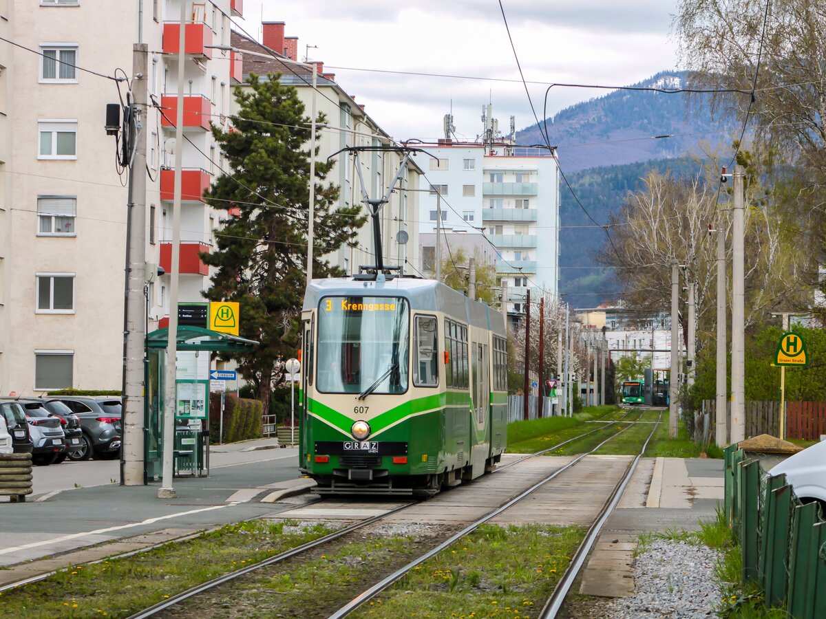 Graz. TW 607 der Graz Linien war am 19.04.2023 auf der Linie 3 unterwegs. Hier erreicht die Garnitur soeben die Haltestelle Grazer Straße.
