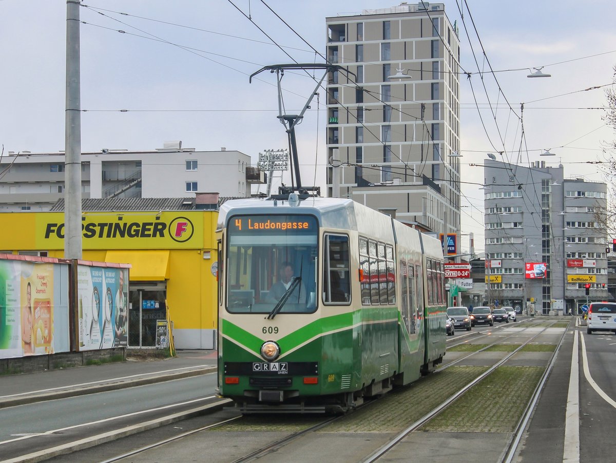 Graz. TW 609 der Graz Linien war am 15.04.2021 auf der Linie 4 unterwegs, hier kurz vor der Jauerburggasse.