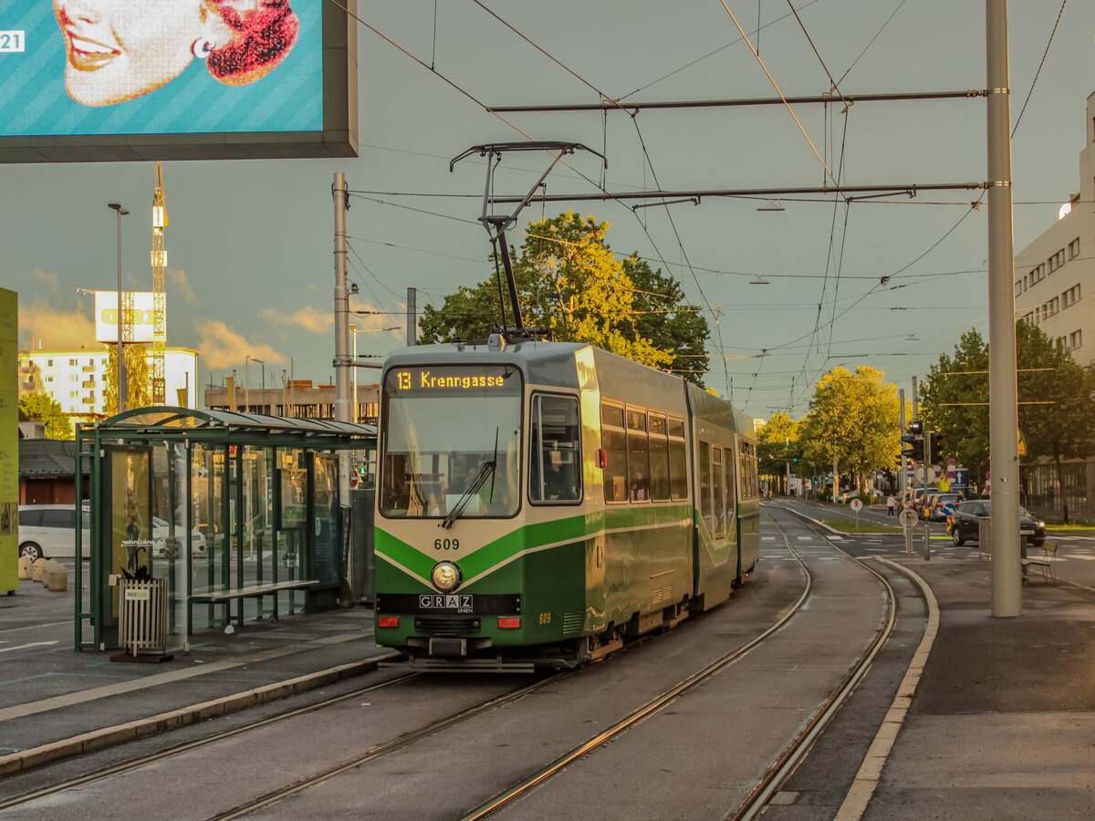 Graz. TW 609 der Graz Linien steht hier am Abend des 25.05.2021 als Linie 13 in der Haltestelle Fröhlichgasse.