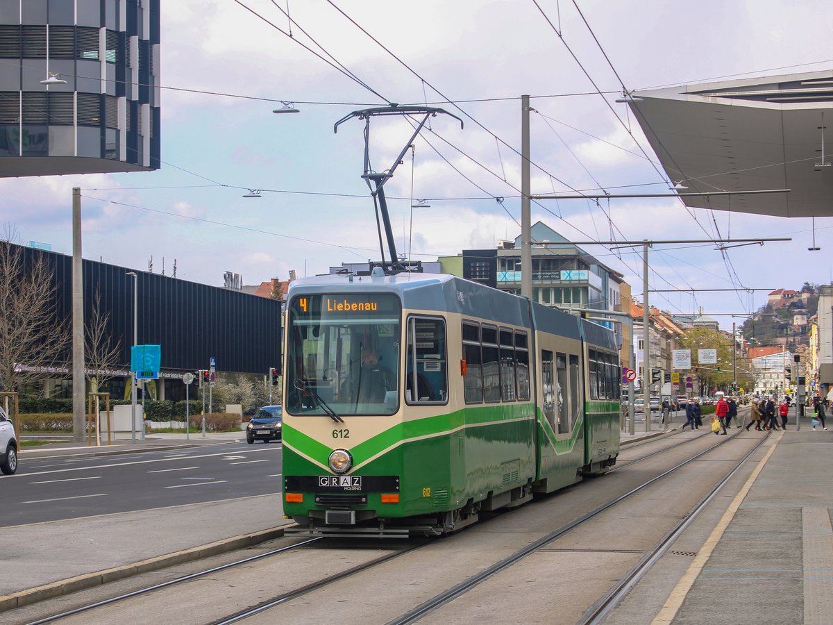 Graz. TW 612 der Graz Linien war am 15.04.2021 auf der Linie 4 unterwegs, hier bei der Messe.