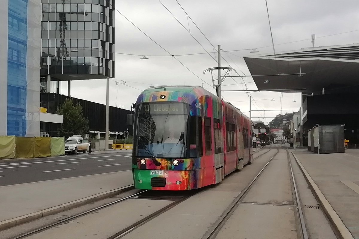 Graz. TW 652 der Graz Linien fuhr am 07.09.2019
auf der Linie 13, hier zu sehen vor der Messe
Graz. 
