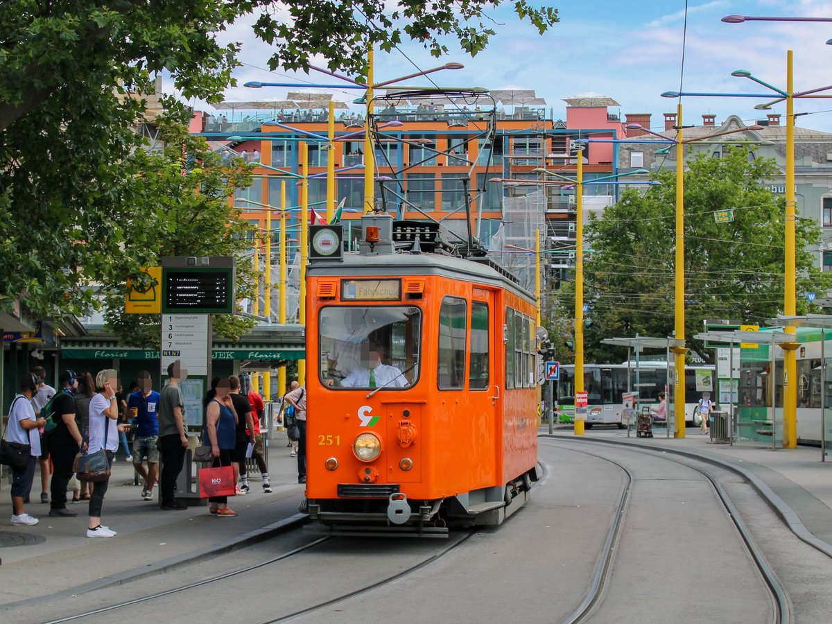 Graz. Um für die Saison 2020 im Tramway Museum Graz genug Personal zu haben, fand am 04.07.2020 eine Fahrschulfahrt mit Oldtimer 251 statt. Den ehemaligen Arbeitswagen konnte ich am Jakominiplatz ablichten.