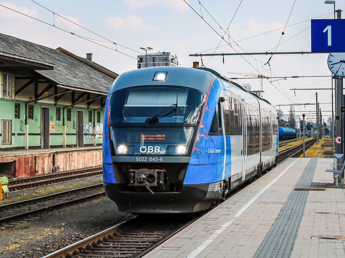 Graz. Um schätzungsweise ca. 2010 wurde der 5022 045 mit S-Bahn-Steiermark Folien beklebt. Im Frühjahr 2020, sah die Folie ziemlich zerfleddert aus, kurze Zeit später wurde der Triebwagen dann entklebt. Das Foto entstand am 10.04.2020 im Grazer Ostbahnhof.