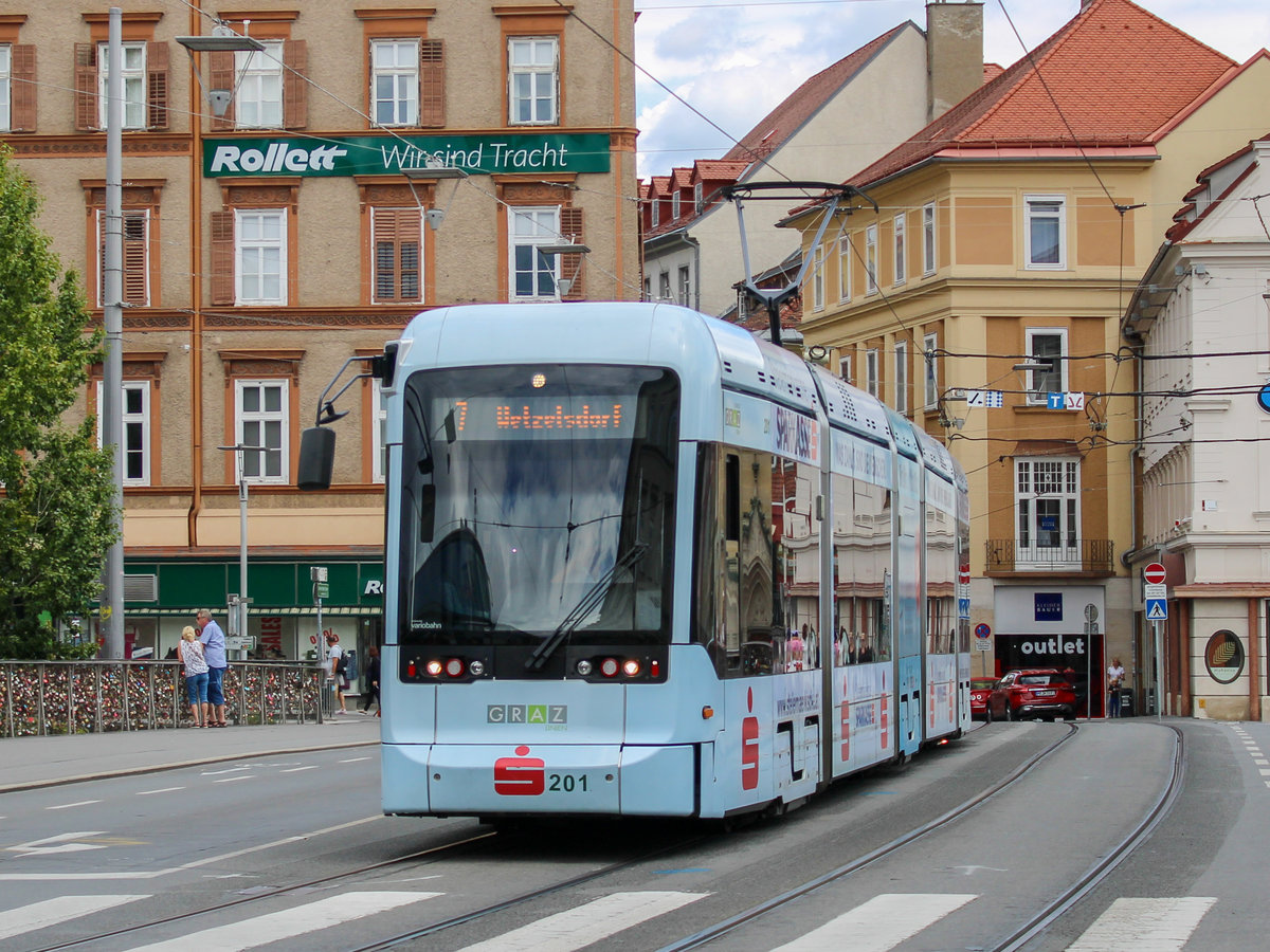 Graz. Variobahn 201  Steiermärkische Sparkasse  war am 23.08.2020 auf der Linie 7 anzutreffen, hier bei der Hauptbrücke in Fahrtrichtung Wetzelsdorf.